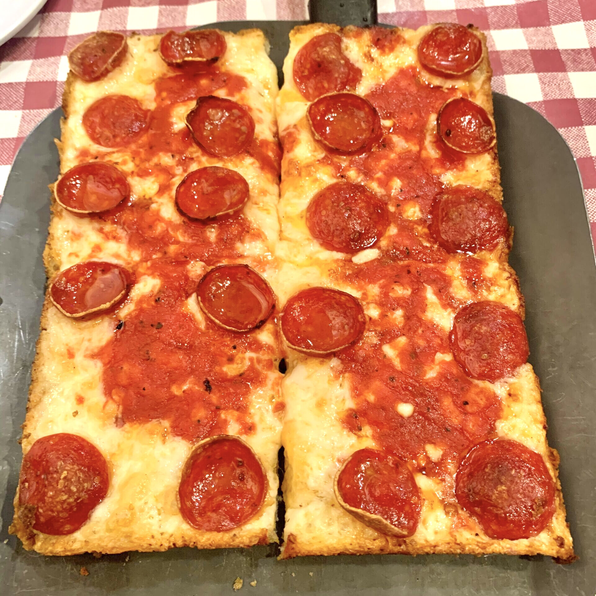 Detroit-style-pizza-Ken-Carlton-1-1829-scaled-square-554ee4196f4780e13d40cea26f659a40-5ee0d2d5261d5 2