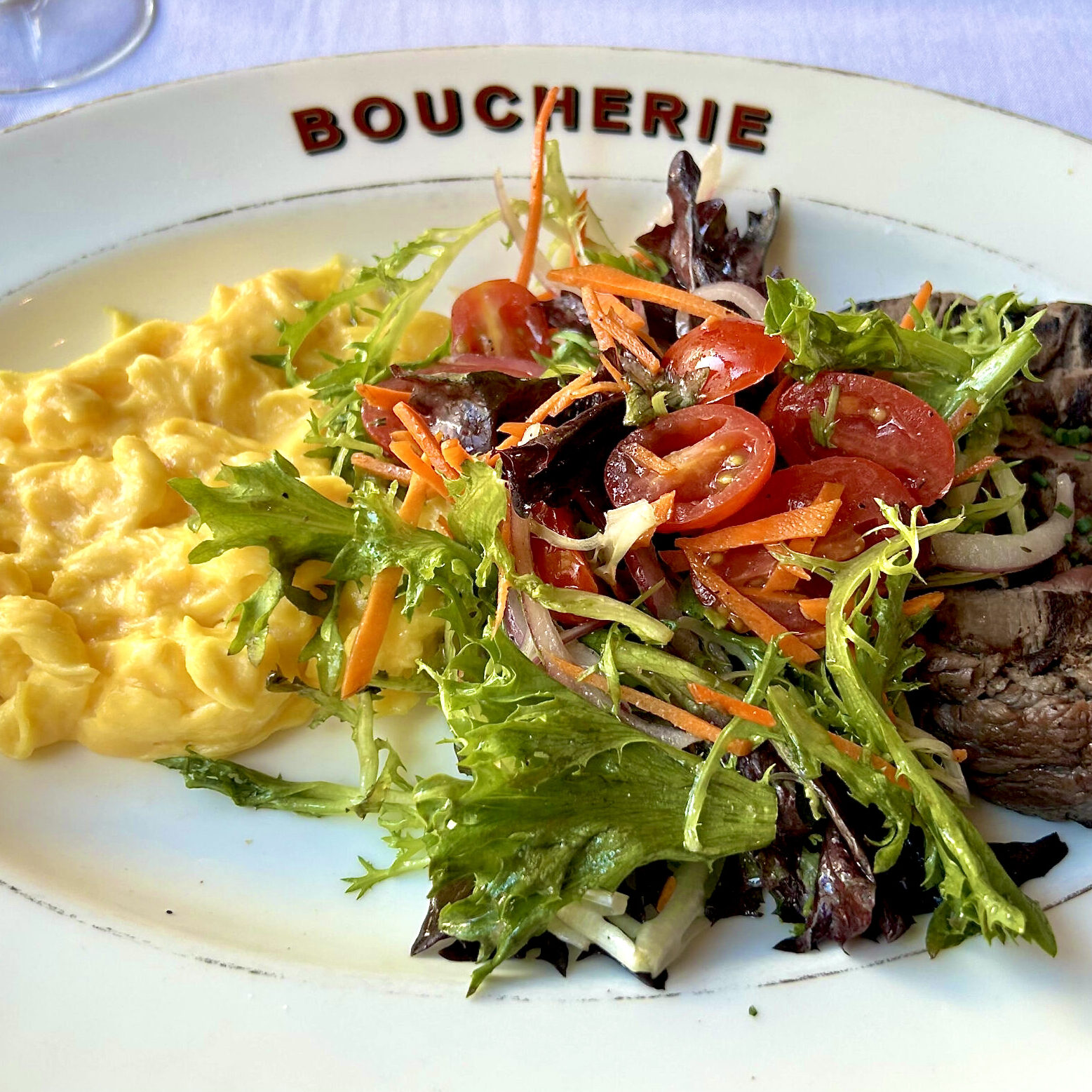 Steak-aux-Oeufs-Lia-L.1-2556-scaled-square-2cc5725171c3675c64c52720ac07049d-5ee0d2d5261d5 2